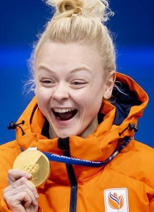 MILAN - Xandra Velzeboer during the medal ceremony for the 1000-meter short track Speed skating, Eisschnelllauf event at the Milan Ice Skating Area at the Milan Winter Olympics. ROBIN VAN LONKHUIJSEN ANP xVIxANPxSportx xxANPxIVx 550886309 originalFilename: 550886309.jpg