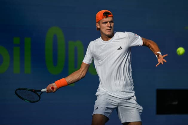 Qatar ExxonMobil Open 2026 - Day One DOHA, QATAR FEBRUARY 16: Jakub Mensik of Czechia competes against Jan Choinski of Great Britain during a singles match at the Qatar ExxonMobil Open at the Khalifa International Tennis and Squash Complex on February 16, 2026 in Doha, Qatar. Doha Qatar  Copyright: xArturxWidakx originalFilename:widak-qatarexx260216_nplQC.jpg