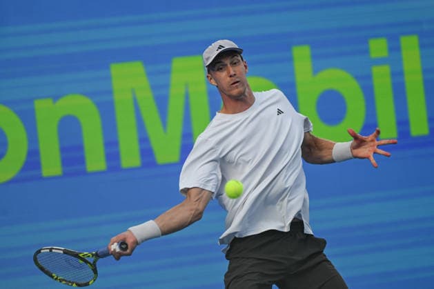 Qatar ExxonMobil Open 2026 - Day One DOHA, QATAR FEBRUARY 16: Jan Choinski of Great Britain competes against Jakub Mensik of Czechia during a singles match at the Qatar ExxonMobil Open at the Khalifa International Tennis and Squash Complex on February 16, 2026 in Doha, Qatar. Doha Qatar  Copyright: xArturxWidakx originalFilename:widak-qatarexx260216_npdUb.jpg