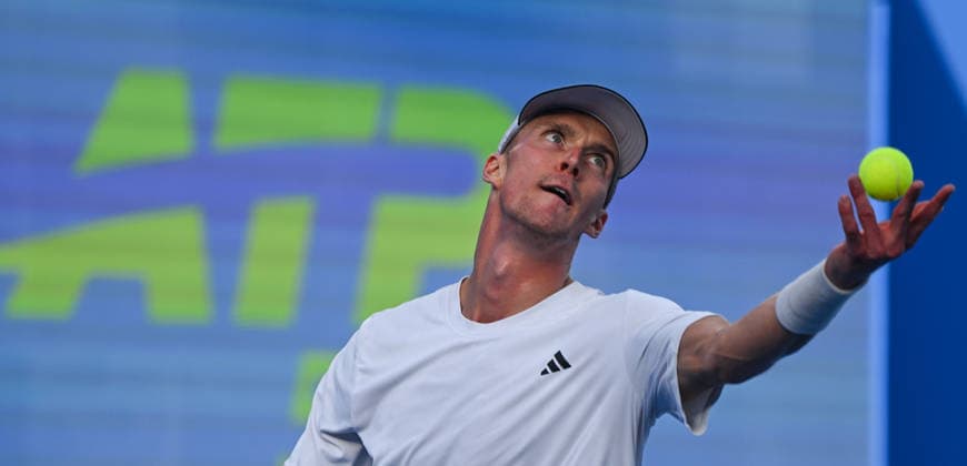Qatar ExxonMobil Open 2026 - Day One DOHA, QATAR FEBRUARY 16: Jan Choinski of Great Britain competes against Jakub Mensik of Czechia during a singles match at the Qatar ExxonMobil Open at the Khalifa International Tennis and Squash Complex on February 16, 2026 in Doha, Qatar. Doha Qatar  Copyright: xArturxWidakx originalFilename:widak-qatarexx260216_npvJK.jpg