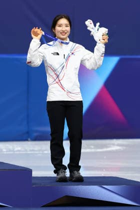 February 16, 2026, Milan, Lombardy, Italy: KIM GILLI of Korea celebrates with her bronze medal won in the Women s 1000m of the Short Track Speed skating, Eisschnelllauf at the Milano Cortina 2026 Winter Olympic Games, Olympische Spiele, Olympia, OS Olympics 2026: Milano Cortina: Short Track Speed Skating  - ZUMAc179 20260216_oly_c179_122 Copyright: xMickaelxChavetx