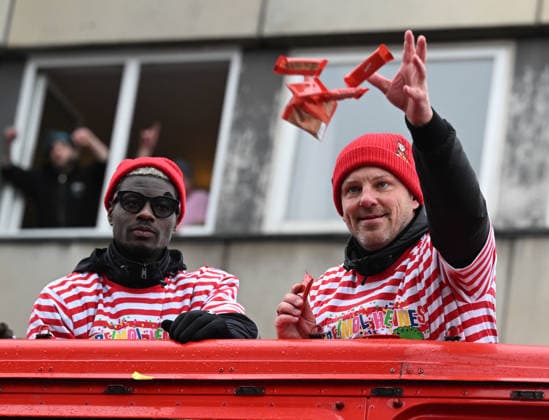 16.02.2026 , xophax, Köln ,Cologne, Karneval. Rosenmontag in Koeln. Chlodwigplatz. Severinstrasse. Karnevalsumzug. 1.FC Köln . Fussball-Bundesliga. Trainer Lukas Kwasnio ( 1.FC Köln ) auf dem FC Wagen mit Kamelle, rechts . Links Ragnar Ache ( 1.FC Köln ) Köln *** 16 02 2026 , xophax, Köln ,Cologne, Karneval Rosenmontag in Koeln Chlodwigplatz Severinstrasse Karnevalsumzug 1 FC Köln Fussball Bundesliga Trainer Lukas Kwasnio 1 FC Köln on the FC float with Kamelle, right left Ragnar Ache 1 FC Köln Köln