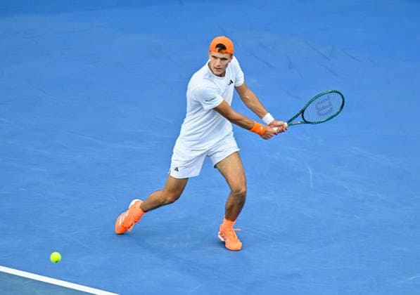ATP, Tennis Herren Qatar ExxonMobil Open 2026-Round of 32 Jakub Mensik of Czech Republic competes against Jan Choinski of Great Britain during the Round of 32 at the ATP men™s Qatar ExxonMobil Open 2026 at the Khalifa International Tennis Complex in Doha, Qatar, on February 16, 2026¨ DOHA Qatar Copyright: xNOUSHADx