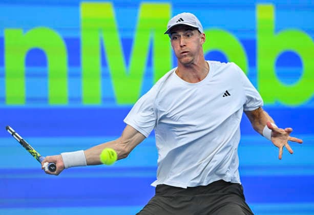 ATP, Tennis Herren Qatar ExxonMobil Open 2026-Round of 32 Jan Choinski of Great Britain competes against Jakub Mensik of Czech Republicduring the Round of 32 at the ATP men™s Qatar ExxonMobil Open 2026 at the Khalifa International Tennis Complex in Doha, Qatar, on February 16, 2026¨ DOHA Qatar Copyright: xNOUSHADx