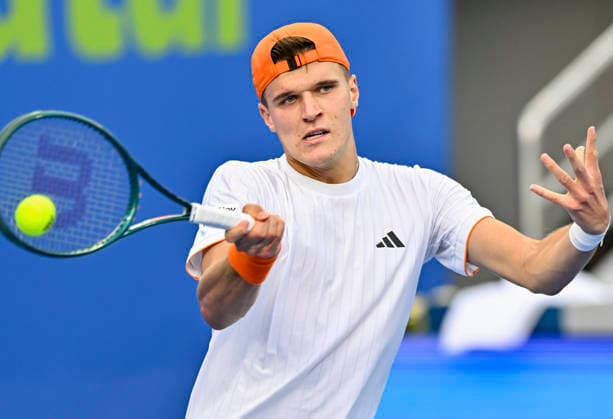 ATP, Tennis Herren Qatar ExxonMobil Open 2026-Round of 32 Jakub Mensik of Czech Republic competes against Jan Choinski of Great Britain during the Round of 32 at the ATP men™s Qatar ExxonMobil Open 2026 at the Khalifa International Tennis Complex in Doha, Qatar, on February 16, 2026¨ DOHA Qatar Copyright: xNOUSHADx