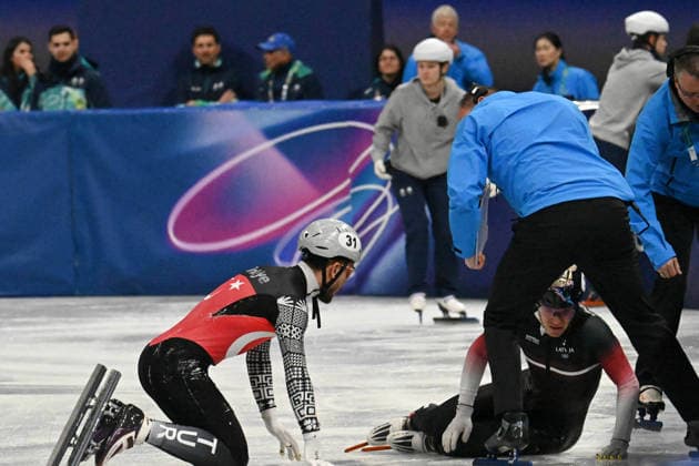 GIOCHI OLIMPICI - Olimpiadi Invernali Milano-Cortina 2026 - Short Track Speed skating, Eisschnelllauf Men s 500m Berzins Reinis (Lhituania) and Akar Furkan (Turkyie) crash during Short Track Speed Skating Men s 500m, Olympic Winter games, Winterspiele,Spiele, Summer games Milano-Cortina 2026 in Milan, Italy, February 16 2026 Cortina D Ampezzo Italy  Copyright: xIPAxSport ABACAx
