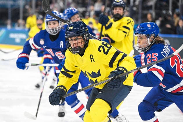 MILANO, ITALIEN 20260216 Sveriges Hanna Olsson mot USA:s Alex Carpenter under semifinalen mellan USA och Sverige i Santagiulia Arena under OS i Milano. *** Bilden ingar i SPORTPAKET. För övriga BETALBILD *** MILANO ITALIEN x10070x *** MILANO, ITALY 20260216 Swedens Hanna Olsson against USAs Alex Carpenter during the semi-final between USA and Sweden in Santagiulia Arena during the Olympics in Milan Picture in SPORTPAKET For others PAYPICTURE MILANO ITALY x10070x  Copyright: xJessicaxGow TTx OS 2026 ISHOCKEY USA-SVERIGE SEMIFINAL