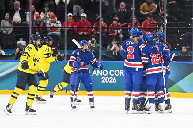 MILANO, ITALIEN 20260216 USA:s Cayla Barnes 3 blir omkramad av sina lagkamrater efter sitt mal, 1-0, under damernas semifinal mellan USA och Sverige i Santagiulia Arena under OS i Milano. *** Bilden ingar i SPORTPAKET. För övriga BETALBILD *** MILANO ITALIEN x10070x *** MILANO, ITALY 20260216 USAs Cayla Barnes 3 is hugged by her teammates after her goal, 10, during the womens semifinal between USA and Sweden at Santagiulia Arena during the Milan Olympics Pictured in SPORTS PACKAGE For others PAY PICTURE MILANO ITALY x10070x  Copyright: xJessicaxGow TTx OS 2026 ISHOCKEY USA-SVERIGE SEMIFINAL