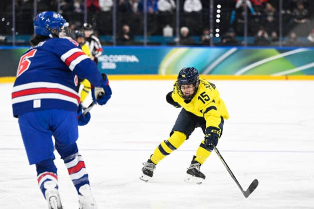 MILANO, ITALIEN 20260216 Sveriges Lisa Johansson mot USA:s Megan Keller under damernas semifinal mellan USA och Sverige i Santagiulia Arena under OS i Milano. *** Bilden ingar i SPORTPAKET. För övriga BETALBILD *** MILANO ITALIEN x10070x *** MILANO, ITALY 20260216 Swedens Lisa Johansson against USAs Megan Keller during the womens semi-final between USA and Sweden in Santagiulia Arena during the Milan Olympics Picture in SPORTPAKET For others PAYPICTURE MILANO ITALY x10070x  Copyright: xJessicaxGow TTx OS 2026 ISHOCKEY USA-SVERIGE SEMIFINAL