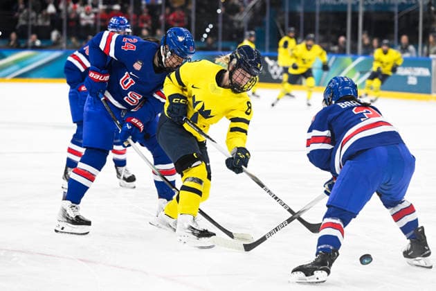 MILANO, ITALIEN 20260216 Sveriges Hilda Svensson mellan USA:s Cayla Barnes 3 och Joy Dunne 24 under damernas semifinal mellan USA och Sverige i Santagiulia Arena under OS i Milano. *** Bilden ingar i SPORTPAKET. För övriga BETALBILD *** MILANO ITALIEN x10070x *** MILANO, ITALY 20260216 Swedens Hilda Svensson between USAs Cayla Barnes 3 and Joy Dunne 24 during the womens semi-final between USA and Sweden in Santagiulia Arena during the Milan Olympics Picture in SPORT PACKAGE For others PAY PICTURE MILANO ITALY x10070x  Copyright: xJessicaxGow TTx OS 2026 ISHOCKEY USA-SVERIGE SEMIFINAL