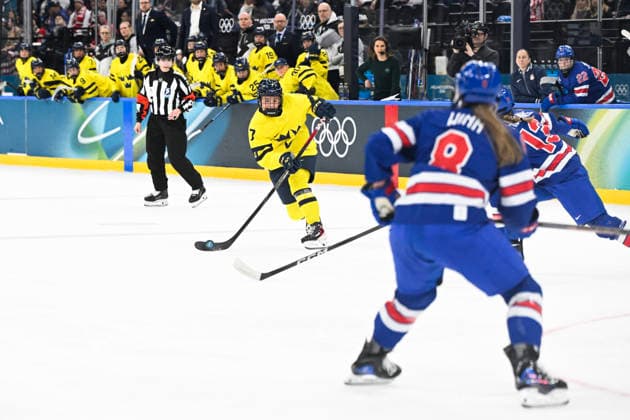 MILANO, ITALIEN 20260216 Sveriges Mira Jungaker mot USA:s Grace Zumwinkle och Haley Winn under damernas semifinal mellan USA och Sverige i Santagiulia Arena under OS i Milano. *** Bilden ingar i SPORTPAKET. För övriga BETALBILD *** MILANO ITALIEN x10070x *** MILANO, ITALY 20260216 Swedens Mira Jungaker against USAs Grace Zumwinkle and Haley Winn during the womens semi-final between USA and Sweden in Santagiulia Arena during the Milan Olympics Picture in SPORTPAKET For others PAYPICTURE MILANO ITALY x10070x  Copyright: xJessicaxGow TTx OS 2026 ISHOCKEY USA-SVERIGE SEMIFINAL