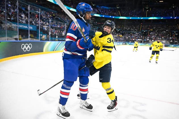 MILANO, ITALIEN 20260216 USA:s Laila Edwards mot Sveriges Mira Hallin under damernas semifinal mellan USA och Sverige i Santagiulia Arena under OS i Milano. *** Bilden ingar i SPORTPAKET. För övriga BETALBILD *** MILANO ITALIEN x10070x *** MILANO, ITALY 20260216 USAs Laila Edwards against Swedens Mira Hallin during the womens semi-final between USA and Sweden in Santagiulia Arena during the Milan Olympics Picture in SPORTPAKET For others PAYPICTURE MILANO ITALY x10070x  Copyright: xJessicaxGow TTx OS 2026 ISHOCKEY USA-SVERIGE SEMIFINAL