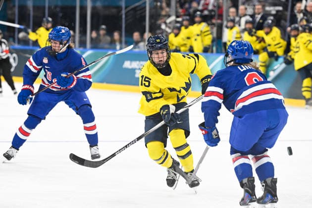 MILANO, ITALIEN 20260216 Sveriges Lisa Johansson mot USA:s Haley Winn under damernas semifinal mellan USA och Sverige i Santagiulia Arena under OS i Milano. *** Bilden ingar i SPORTPAKET. För övriga BETALBILD *** MILANO ITALIEN x10070x *** MILANO, ITALY 20260216 Swedens Lisa Johansson against USAs Haley Winn during the womens semi-final between USA and Sweden in Santagiulia Arena during the Milan Olympics Picture in SPORTPAKET For others PAYPICTURE MILANO ITALY x10070x  Copyright: xJessicaxGow TTx OS 2026 ISHOCKEY USA-SVERIGE SEMIFINAL