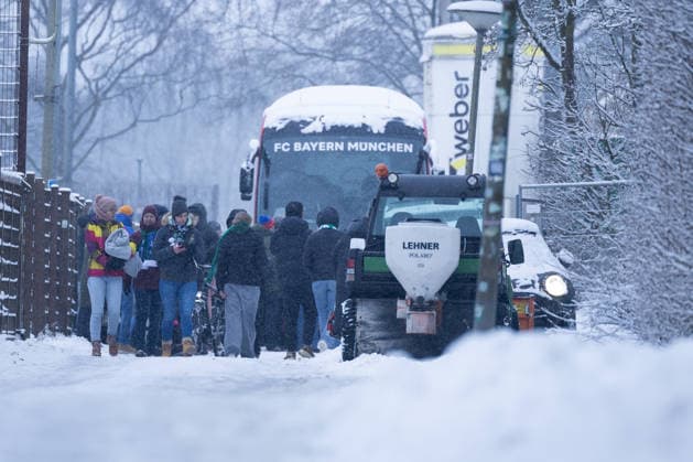 Germany Football Google Pixel Womens Bundesliga, Matchday 18 SV Werder Bremen vs FC Bayern Munich Weserstadion Platz 11 Bremen Match canceled due to unplayability of the pitch, portrait portrait photo portrait symbol photo, snow, logo Copyright: xx