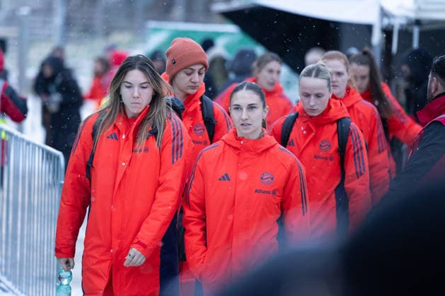 Germany Soccer Google Pixel Women Bundesliga, 18 Matchday SV Werder Bremen vs FC Bayern Munich Weserstadion Platz 11 Bremen Match canceled due to unplayability of the pitch, portrait portrait photo portrait symbol photo, Katharina Naschenweng Bayern Munich, 19 Vanessa Gilles Bayern Munich, 2 Copyright: xx