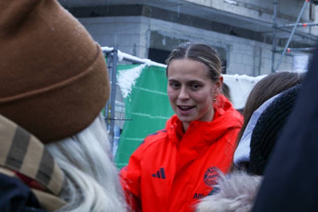 Germany Google Pixel Women Bundesliga 2025 26 SV Werder Bremen Women vs FC Bayern Munich Women 18 Matchday 16 02 2026 Weserplatz 11 Bremen, Germany Klara Bühl FC Bayern Munich, 17 Photos with the fans after match cancellation Copyright: xSümeyyexAkcöltekinx