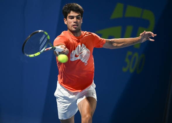 Qatar ExxonMobil Open 2026 - Day One DOHA, QATAR FEBRUARY 16: Carlos Alcaraz of Spain is seen during a practice session with Stefanos Tsitsipas of Greece ahead of the Qatar ExxonMobil Open at the Khalifa International Tennis and Squash Complex on February 16, 2026 in Doha, Qatar. Doha Qatar  Copyright: xArturxWidakx originalFilename:widak-qatarexx260216_np4VN.jpg