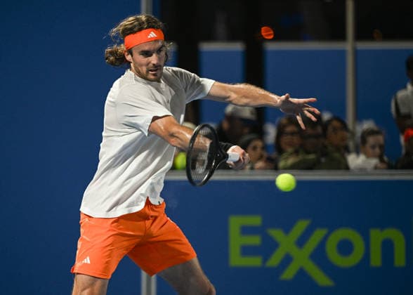 Qatar ExxonMobil Open 2026 - Day One DOHA, QATAR FEBRUARY 16: Stefanos Tsitsipas of Greece is seen during a practice session with Carlos Alcaraz of Spain ahead of the Qatar ExxonMobil Open at the Khalifa International Tennis and Squash Complex on February 16, 2026 in Doha, Qatar. Doha Qatar  Copyright: xArturxWidakx originalFilename:widak-qatarexx260216_npYrP.jpg