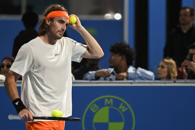 Qatar ExxonMobil Open 2026 - Day One DOHA, QATAR FEBRUARY 16: Stefanos Tsitsipas of Greece is seen during a practice session with Carlos Alcaraz of Spain ahead of the Qatar ExxonMobil Open at the Khalifa International Tennis and Squash Complex on February 16, 2026 in Doha, Qatar. Doha Qatar  Copyright: xArturxWidakx originalFilename:widak-qatarexx260216_npYVE.jpg
