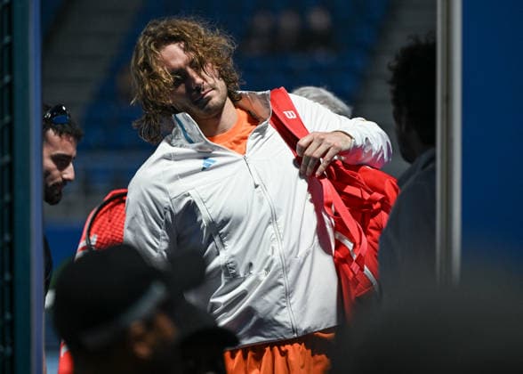 Qatar ExxonMobil Open 2026 - Day One DOHA, QATAR FEBRUARY 16: Stefanos Tsitsipas of Greece ileaves the venue after a practice session with Carlos Alcaraz of Spain ahead of the Qatar ExxonMobil Open at the Khalifa International Tennis and Squash Complex on February 16, 2026 in Doha, Qatar. Doha Qatar  Copyright: xArturxWidakx originalFilename:widak-qatarexx260216_npiGq.jpg