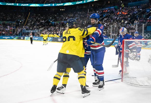 MILANO, ITALIEN 20260216 Sveriges Nicole Hall och USA:s Lee Stecklein tjafsar under damernas semifinal mellan USA och Sverige i Santagiulia Arena under OS i Milano. *** Bilden ingar i SPORTPAKET. För övriga BETALBILD *** MILANO ITALIEN x10070x *** MILANO, ITALY 20260216 Swedens Nicole Hall and USAs Lee Stecklein argue during the womens semi-final between USA and Sweden in Santagiulia Arena during the Milan Olympics Picture in SPORT PACKAGE For others PAY PICTURE MILANO ITALY x10070x  Copyright: xJessicaxGow TTx OS 2026 ISHOCKEY USA-SVERIGE SEMIFINAL