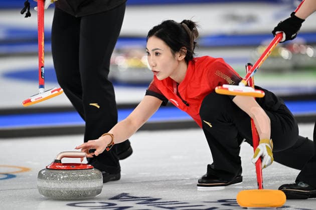 (260216) -- CORTINA D AMPEZZO, Feb. 16, 2026 -- Jiang Jiayi of China competes during the curling women round robin session 7 match between China and Canada at the 2026 Milan-Cortina Winter Olympics in Cortina, Italy, Feb. 16, 2026. ) (MICO2026)ITALY-CORTINA D AMPEZZO-OLYMPIC Winter games, Winterspiele,Spiele, Summer games CURLING-WOMEN-ROUND ROBIN-CHN VS CAN LianxYi 