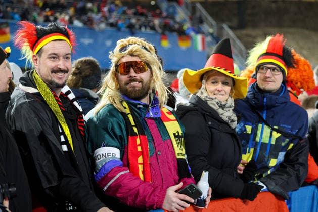 Predazzo, Italien 16. Februar 2026: Skispringen Super Team Männer - Olympia 2026 Im Bild: Deutsche Fans beim Team Springen der Männer im Fanblock. Ski jumping, Skispringen, Ski, nordisch Stadium *** Predazzo, Italy February 16, 2026 Ski Jumping Super Team Men Olympia 2026 In the picture German fans at the mens team jumping in the fan block Ski Jumping Stadium Copyright: xFotostandx xHettichx