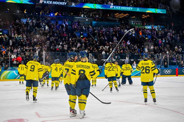 MILANO, ITALIEN 20260216 Damkronorna efter semifinalen mellan USA och Sverige i Santagiulia Arena under OS i Milano. *** Bilden ingar i SPORTPAKET. För övriga BETALBILD *** MILANO ITALIEN x10070x *** MILANO, ITALY 20260216 The womens team after the semi-final between the USA and Sweden in the Santagiulia Arena during the Milan Olympics The image is included in the SPORT PACKAGE For others PAY PICTURE MILANO ITALY x10070x  Copyright: xJessicaxGow TTx OS 2026 ISHOCKEY USA-SVERIGE SEMIFINAL