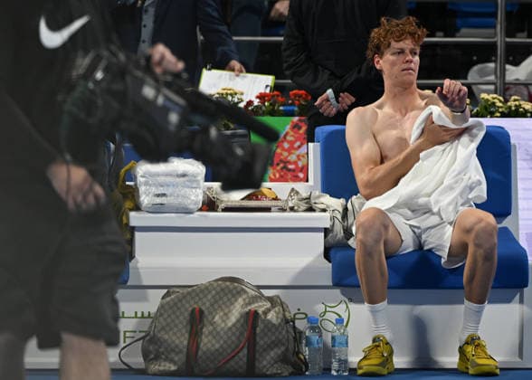Qatar ExxonMobil Open 2026 - Day One DOHA, QATAR FEBRUARY 16: Jannik Sinner of Italy wins his opening match against Tomas Machac of Czechia at the Qatar ExxonMobil Open at the Khalifa International Tennis and Squash Complex on February 16, 2026 in Doha, Qatar. Doha Qatar  Copyright: xArturxWidakx originalFilename:widak-qatarexx260216_np4Sx.jpg