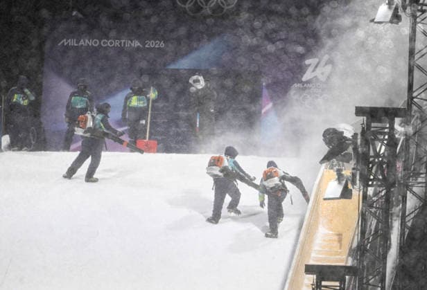 LKS 20260216 Race officials try to clear the hill as snow falls during the Women s Freeski Big Air Final at the Milano Cortina Winter Olympics at Livigno Snow Park on February 16, 2026. - RONI REKOMAA Livigno Italy 6SEpJNxrm44  Copyright: xRonixRekomaax 6SEpJNxrm44