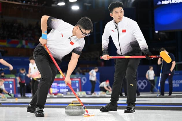 (260216) -- CORTINA D AMPEZZO, Feb. 16, 2026 -- Li Zhichao (L) and Fei Xueqing of China competes during the curling men s round robin session 8 match between China and Italy at the 2026 Milan-Cortina Winter Olympics in Cortina, Italy, Feb. 16, 2026. ) (MICO2026)ITALY-CORTINA D AMPEZZO-OLYMPIC Winter games, Winterspiele,Spiele, Summer games CURLING-MEN-ROUND ROBIN-CHN VS ITA LianxYi 
