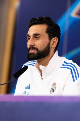 SL Benfica v Real Madrid - UEFA Champions League 2025 26 LISBON, PORTUGAL - FEBRUARY 16: Alvaro Arbeloa head coach of Real Madrid, smiles during press conference, PK, Pressekonferenz ahead the UEFA Champions League 2025 26 match between SL Benfica and Real Madrid C.F. at Estadio do SL Benfica on February 16, 2026 in Lisbon, Portugal. Lisboa Estadio Da Luz Portugal Copyright: xDavidexPuglisix