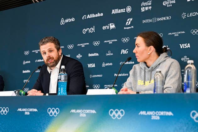 MILANO, ITALIEN 20260216 Sveriges förbundskapten Ulf Lundberg och Damkronornas lagkapten Anna Kjellbin under en pressträff efter damernas semifinal mellan USA och Sverige, som slutade 5-0, i Santagiulia Arena under OS i Milano. *** Bilden ingar i SPORTPAKET. För övriga BETALBILD *** MILANO ITALIEN x10070x *** MILANO, ITALY 20260216 Swedens captain Ulf Lundberg and the womens national team captain Anna Kjellbin during a press conference after the womens semi-final between the USA and Sweden, which ended 5-0, in the Santagiulia Arena during the Milan Olympics The image is included in the SPORT PACKAGE For others PAYPICTURE MILANO ITALY x10070x  Copyright: xJessicaxGow TTx OS 2026 ISHOCKEY USA-SVERIGE SEMIFINAL