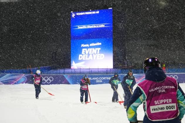 February 16, 2026, Livigno, Italy: Crews work to clear the finish area during a weather delay ahead of the women s freeski big air final at the Milano Cortina 2026 Winter Olympic Games, Olympische Spiele, Olympia, OS in Livigno, Italy on Monday, Feb. 16, 2026. Canada News - February 16, 2026  - ZUMAc35_ 20260216_zaf_c35_117 Copyright: xSeanxKilpatrickx