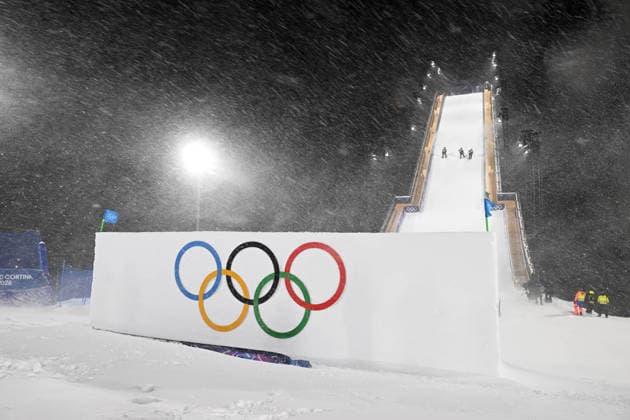 (260216) -- LIVIGNO, Feb. 16, 2026 -- Staff members make preparation before the freestyle skiing women s freeski big air final at the Milan-Cortina 2026 Olympic Winter games, Winterspiele,Spiele, Summer games in Livigno, Italy, Feb. 16, 2026. ) (MICO2026)ITALY-LIVIGNO-OLYMPIC WINTER GAMES-FREESTYLE SKIING-WOMEN S BIG AIR-FINAL XiaxYifang 