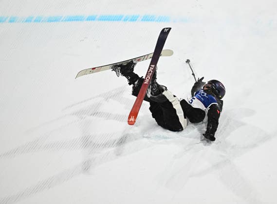 (260216) -- LIVIGNO, Feb. 16, 2026 -- Liu Mengting of China falls during the training before the freestyle skiing women s freeski big air final at the Milan-Cortina 2026 Olympic Winter games, Winterspiele,Spiele, Summer games in Livigno, Italy, Feb. 16, 2026. ) (MICO2026)ITALY-LIVIGNO-OLYMPIC WINTER GAMES-FREESTYLE SKIING-WOMEN S BIG AIR-FINAL ZhangxHongxiang 