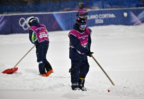 (260216) -- LIVIGNO, Feb. 16, 2026 -- Staff members make preparation before the freestyle skiing women s freeski big air final at the Milan-Cortina 2026 Olympic Winter games, Winterspiele,Spiele, Summer games in Livigno, Italy, Feb. 16, 2026. ) (MICO2026)ITALY-LIVIGNO-OLYMPIC WINTER GAMES-FREESTYLE SKIING-WOMEN S BIG AIR-FINAL ZhangxHongxiang 