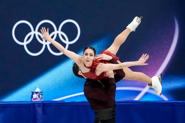 Deanna Stellato-dudek and Maxime Deschamps of Canada perform during the Pair Skating Free Skating Final at the Milano Figure skating, Eiskunstlauf Arena in Milan, Italy on Monday, February 16, 2026. Stellato-dudek and Deschamps scored a 126.57 making their total score 192.61.  OLY20260216909 RICHARDxELLIS