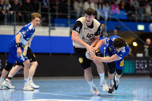 Aron Seesing Bergischer HC, 49 , Tillman Leu ThSV Eisenach, 99 , Oskar Joelsson ThSV Eisenach, 03 GER, ThSV Eisenach v Bergischer HC, 1 Daikin Handballbundesliga, Handball, Matchday 21, Season 2025 2026, 16 02 2026 GER, ThSV Eisenach v Bergischer HC, 1 Daikin Handballbundesliga, Handball, Matchday 21, Season 2025 2026, 16 02 2026 Eisenach Copyright: xEibner-Pressefoto MartinxHerbstx EP_MHT