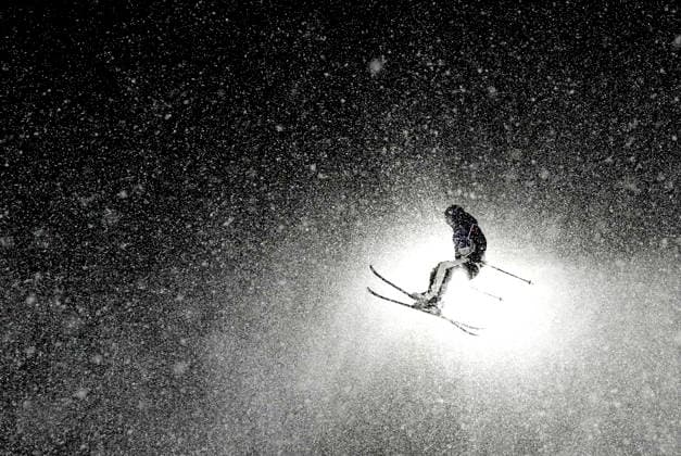 A competitor takes a practice jump as heavy snow falls during warmups for the Women s Freeski Big Air Final at the Milano Cortina 2026 Winter Olympic Games, Olympische Spiele, Olympia, OS in Livigno, Italy, on Monday, February 16, 2026.  OLY20260216805 BOBxSTRONG