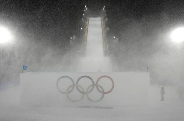 Heavy snow and high winds obscure the jump and delay the start of the Women s Freeski Big Air Final at the Milano Cortina 2026 Winter Olympic Games, Olympische Spiele, Olympia, OS in Livigno, Italy, on Monday, February 16, 2026.  OLY20260216809 BOBxSTRONG