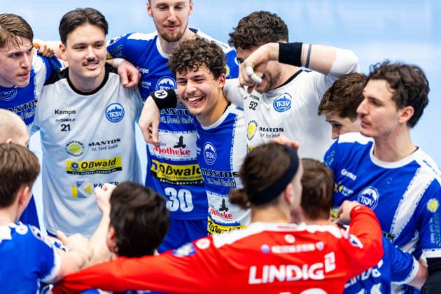 16 02 206, GER, Handball, Men, Season 25 26, Daikin 1 Bl, 21 Matchday, ThSV Eisenach Bergischer HC Gian Attenhofer ThSV Eisenach,11 cheers together with the team 99817 Eisenach Werner Assmann Halle Am Sportp Thueringen Germany