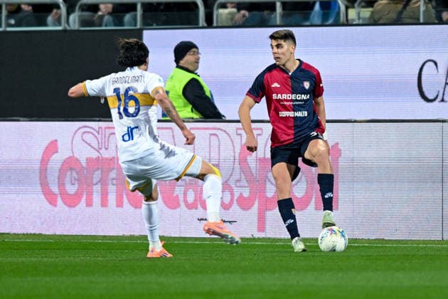 Cagliari s Adam Obert in action during the Serie A soccer match between Cagliari Calcio and Lecce at the Unipol Domus in Cagliari, Sardinia - Monday, 16th February 2026. - Soccer  Copyright: x Â®xGianlucaxZuddas LaPressex