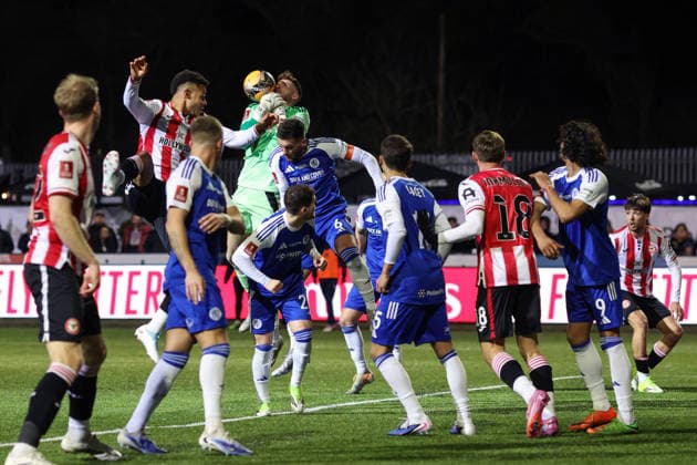 Macclesfield gegen Brentford 16. Februar 2026, Macclesfield Emirates FA Cup, Vierte Runde Macclesfield gegen Brentford Macclesfields Torhüter Max Dearnley kann den Ball trotz eines kurzen Fauxpas festhalten Foto Charlotte Wilson Abseits Macclesfield UK  Copyright: xCharlottexWilsonx xOffsidexOffside