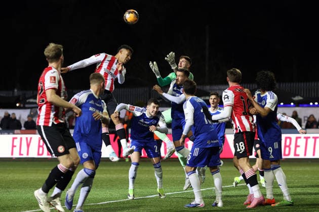 Macclesfield gegen Brentford 16. Februar 2026, Macclesfield Emirates FA Cup, Vierte Runde Macclesfield gegen Brentford Macclesfields Torhüter Max Dearnley springt und fängt den Ball ab Foto Charlotte Wilson Abseits Macclesfield UK  Copyright: xCharlottexWilsonx xOffsidexOffside
