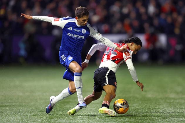 Macclesfield gegen Brentford 16. Februar 2026, Macclesfield Emirates FA Cup, Vierte Runde Macclesfield gegen Brentford Luis Lacey von Macclesfield und Romelle Donovan von Brentford Foto Charlotte Wilson Abseits Macclesfield UK  Copyright: xCharlottexWilsonx xOffsidexOffside