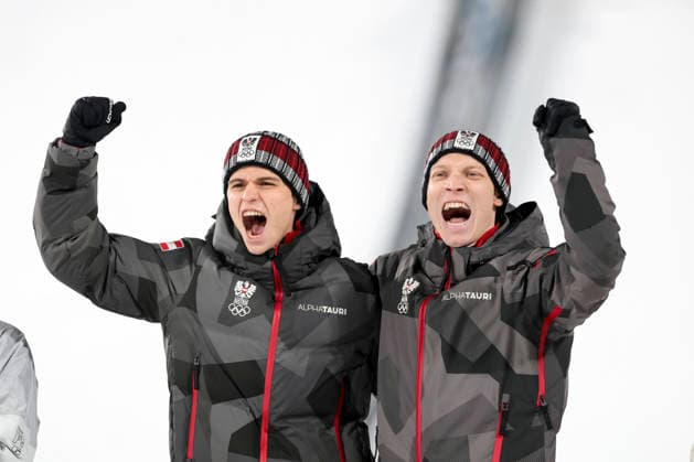 OLYMPICS - Winter Olympic Games, Olympische Spiele, Olympia, OS Milano Cortina 2026 PREDAZZO,ITALY,16.FEB.26 - OLYMPICS, Ski jumping, Skispringen, Ski, nordisch - Winter Olympic Games Milano Cortina 2026, large hill, Super Team, men, medal ceremony. Image shows Stephan Embacher and Jan Hoerl (AUT).  GEPAxpictures xMatthiasxTrinkl