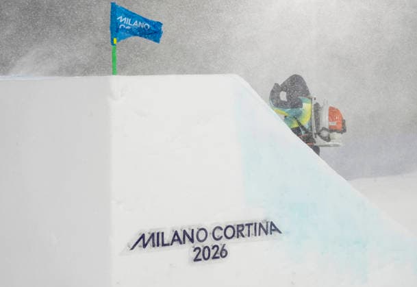 Course workers try to blow snow from the jump during a heavy snowstorm before the start of the Women s Freeski Big Air Final at the Milano Cortina 2026 Winter Olympic Games, Olympische Spiele, Olympia, OS in Livigno, Italy, on Monday, February 16, 2026.  OLY20260216822 BOBxSTRONG