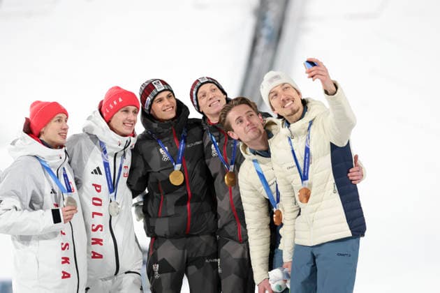 OLYMPICS - Winter Olympic Games, Olympische Spiele, Olympia, OS Milano Cortina 2026 PREDAZZO,ITALY,16.FEB.26 - OLYMPICS, Ski jumping, Skispringen, Ski, nordisch - Winter Olympic Games Milano Cortina 2026, large hill, Super Team, men, medal ceremony. Image shows the rejoicing of Kacper Tomasiak (POL) and Pawel Wasek (POL), Stephan Embacher and Jan Hoerl (AUT), Kristoffer Eriksen Sundal and Johann Andre Forfang (NOR). Keywords: medal.  GEPAxpictures xMatthiasxTrinkl