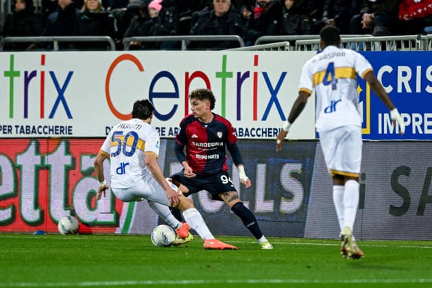 Cagliari s Sebastiano Esposito in action during the Serie A soccer match between Cagliari Calcio and Lecce at the Unipol Domus in Cagliari, Sardinia - Monday, 16th February 2026. - Soccer  Copyright: x Â®xGianlucaxZuddas LaPressex
